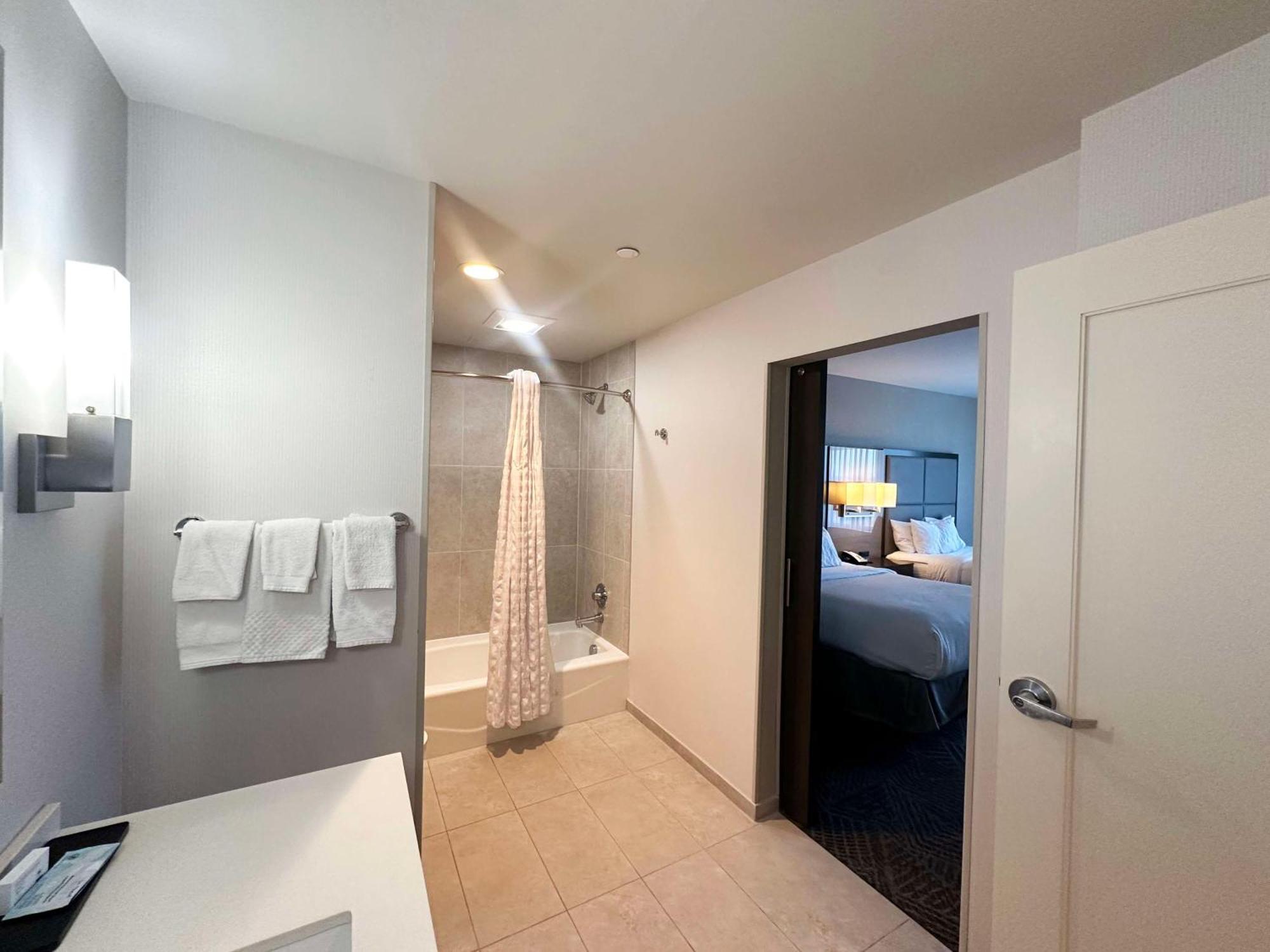 Embassy Suites By Hilton Kansas City Olathe Εξωτερικό φωτογραφία